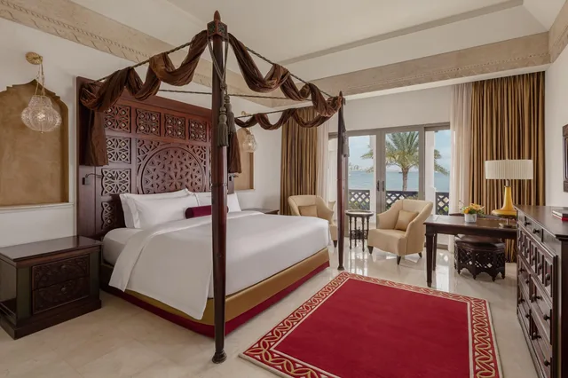 غرفة ديلوكس بسرير مزدوج بإطلالة على البحر، Sharq Village & Spa, a Ritz-Carlton Hotel 2/5
