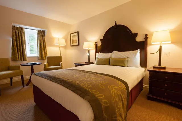 Courtyard, Guest Room, Double Bed، De Vere Tortworth Court Ex Tortworth Court Four Pillars 2/3