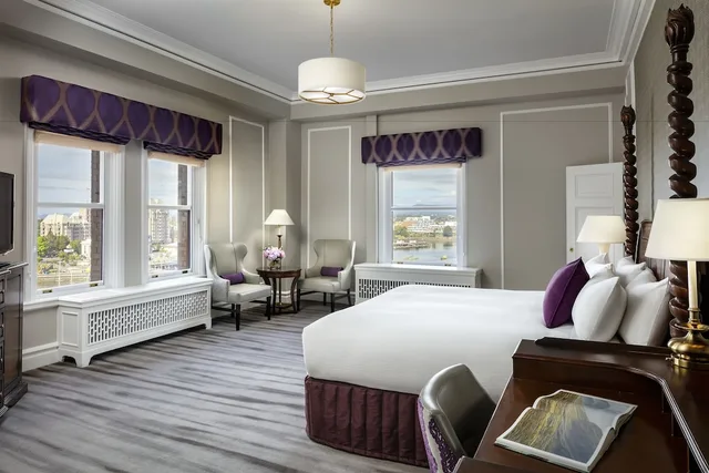 غرفة سيغنتشر بسرير كينج بإطلالة على المرفأ، Fairmont Empress Hotel 1/3
