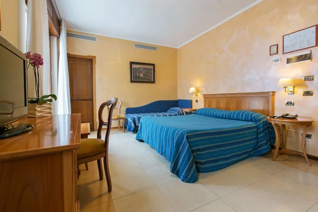 غرفة سوبيريور رباعية بإطلالة على البحر بشرفة، Grand Hotel Moon Valley 2/8