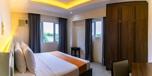 جناح بسرير كينج بإطلالة على البحيرة بغرفة نوم واحدة، Sotogrande Hotel Iloilo 1/2