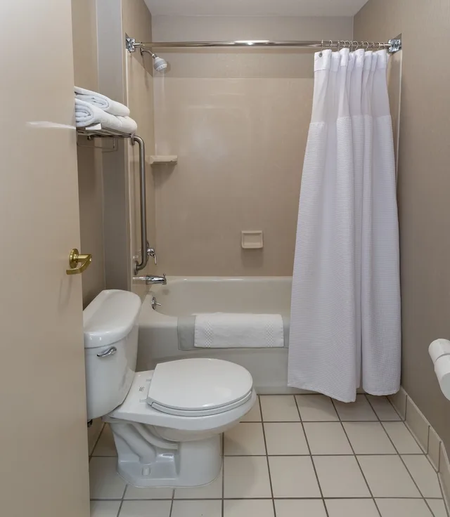 جناح بسرير كينج مع أريكة لذوي الإعاقة، Springhill Suites By Marriott Fairbanks 2/6