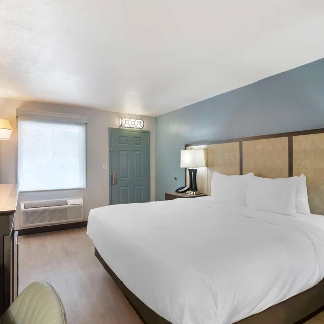 غرفة بسرير كينج بإطلالة على المسبح، Best Western Plus St. Simons 1/7