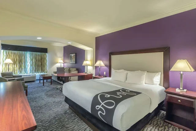 غرفة ديلوكس تنفيذية بسرير كينج، La Quinta Inn & Suites by Wyndham Loveland 2/3