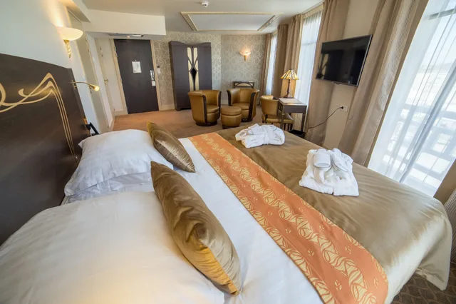 جناح جونيور بسريرين كوين، Hotel Jehan de Beauce 2/10