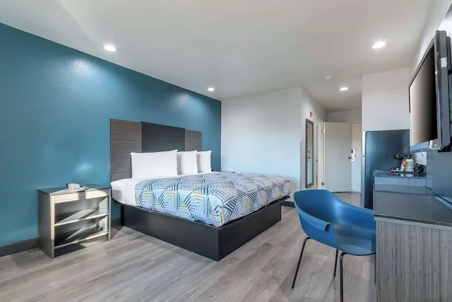 جناح بسرير كينج لذوي الإعاقة، Studio6 Suites Perris, CA 1/8
