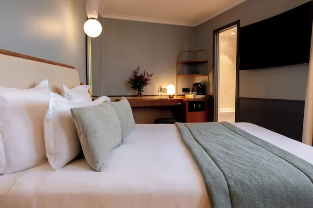 غرفة ديلوكس ثلاثية بسرير كوين مع أريكة، Grand Hotel Saint Michel 3/7