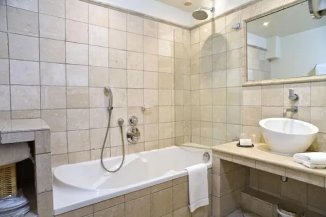 غرفة سوبيريور بسرير مزدوج أو سريرين منفصلين بحوض استحمام، Maison Berard 6/6