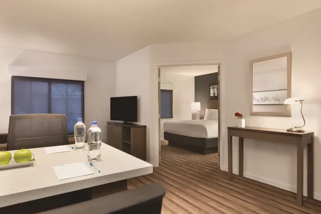 جناح بسريرين مزدوجين بغرفة نوم واحدة مع أريكة، Hyatt House Boston/Burlington 7/7