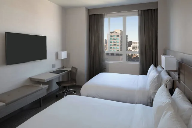 جناح بسريرين كوين بغرفة نوم واحدة مع أريكة لذوي الإعاقة، AC Hotel by Marriott Beverly Hills 1/3