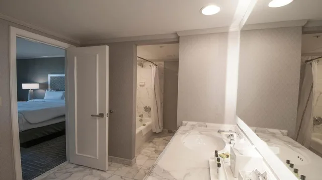 Suite, King Bed, Balcony, InterContinental Kansas City at the Plaza 6/6