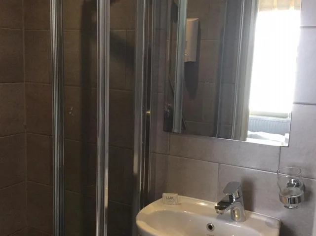 غرفة ثلاثية بحمام خاص، Central Hotel 6/8