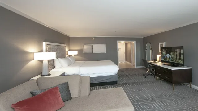 Premium, King Bed, Plaza View, Balcony, Accessible, InterContinental Kansas City at the Plaza 3/4
