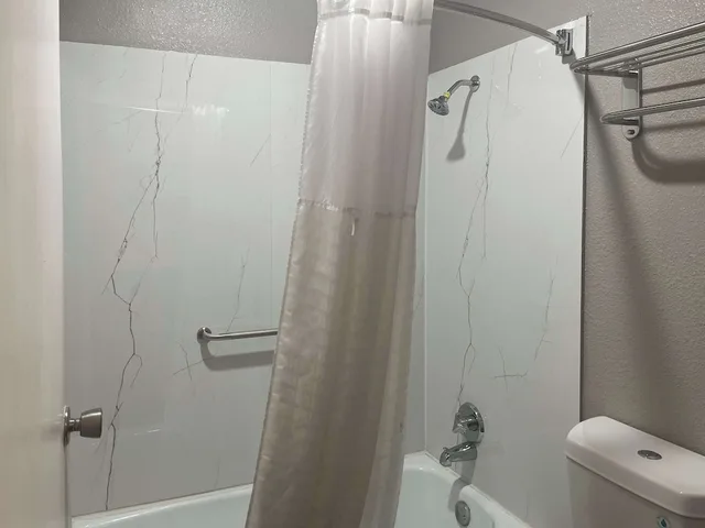 غرفة ديلوكس بسرير كينج، Studio6 Lake Jackson, TX 5/6