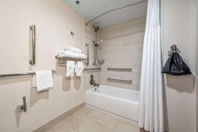غرفة بسرير مزدوج لذوي الإعاقة، DoubleTree by Hilton Hotel Tucson - Reid Park 3/3