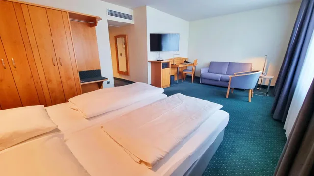 غرفة بسرير كينج مع سرير إضافي، Hotel Panorama Hamburg-Harburg 1/10