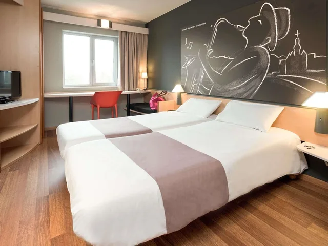 غرفة بسريرين منفصلين بإطلالة على النهر، Ibis Dinant Centre 1/9