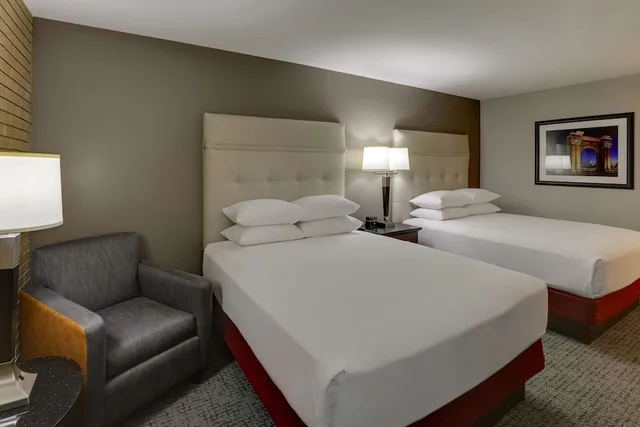 غرفة ديلوكس بسرير كينج في طابق مرتفع، Drury Inn & Suites Columbus Dublin 2/3
