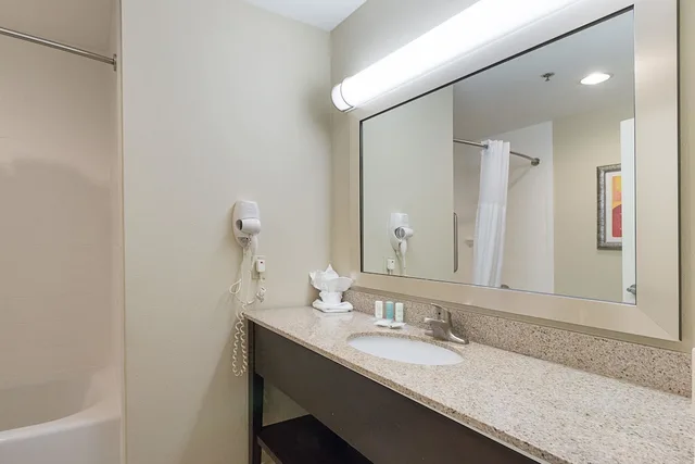 جناح بزنس بسرير كينج مع أريكة، Comfort Suites Beachside 3/4