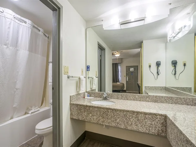غرفة بسرير كينج، Days Inn & Suites by Wyndham NASA Space Center Houston 7/10