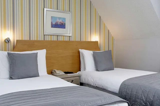 Cozy, Twin Beds, Best Western Reading Calcot Hotel 1/1