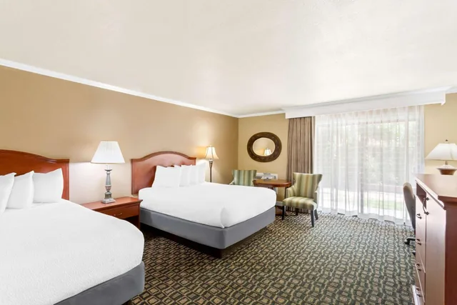 جناح بسريرين كوين مع أريكة، Best Western Miner's Inn 2/3