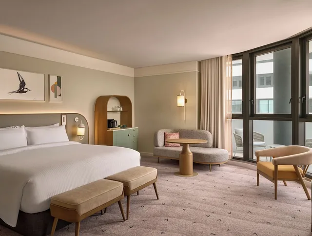Suite, King Bed, City View, Balcony, voco Gosford by IHG 3/10