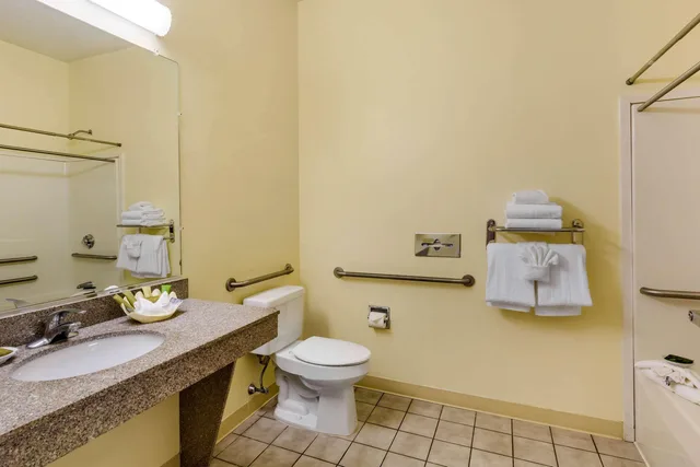 غرفة بسرير كينج لذوي الإعاقة، The Carriage House Inn Newport 3/3