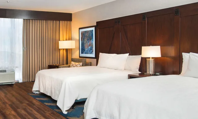 Room, 2 Queen Beds, Bathtub, Hilton Garden Inn Burbank Downtown 2/4