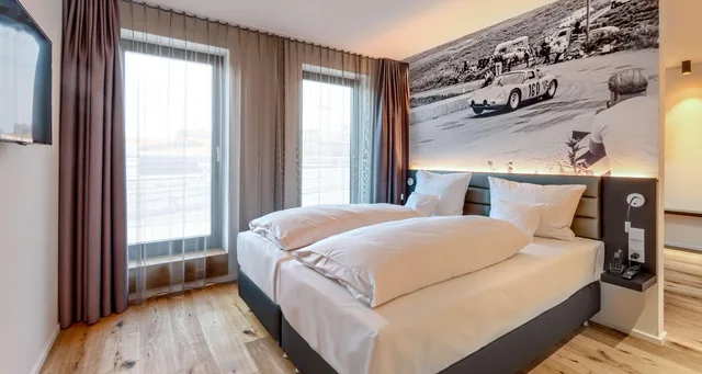 جناح جونيور بمطبخ صغير، V8 Hotel Motorworld Region Stuttgart, BW Premier Collection 1/2