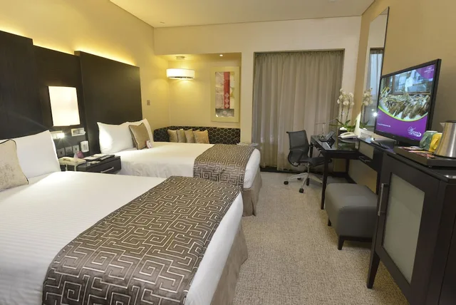 غرفة قياسية بسريرين منفصلين بإطلالة على الحديقة مع دخول صالة النادي لذوي الإعاقة، Crowne Plaza Bahrain 5/10