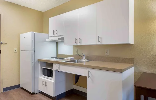 2 Full Beds Non-Smoking, Kitchen، Studio 6 Suites Seattle Kent WA 6/7