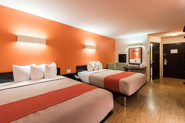 غرفة بسريرين كوين لغير المدخنين، Motel6 Moosomin, SK 1/3