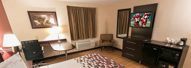 غرفة ديلوكس بسرير كينج بحوض جاكوزي للمدخنين، Red Roof Inn Sutton 1/1