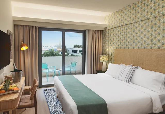 غرفة ديلوكس بسرير مزدوج أو سريرين منفصلين بإطلالة على الفناء، Leonardo Kolymbia Resort 2/7