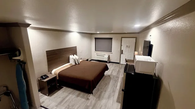 جناح بسرير كينج بحوض جاكوزي، Luxury Inn & Suites Liberty 1/9