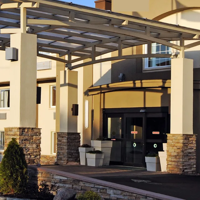 غرفة بسرير مزدوج أو سريرين منفصلين مع سرير إضافي، Inn on Prince Hotel and Conference Centre Truro 1/1
