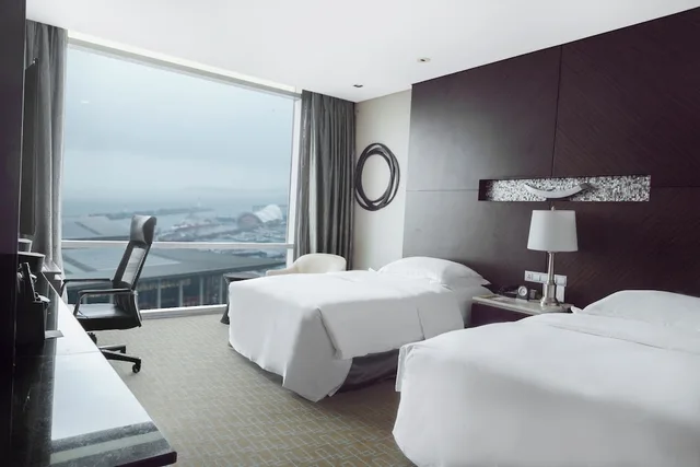 غرفة كلاسيكية بسريرين مزدوجين بإطلالة على البحر مع دخول صالة النادي، INTERCONTINENTAL QINGDAO 4/7