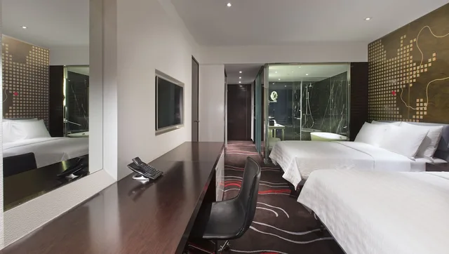 غرفة بسريرين مزدوجين بإطلالة على النهر، Le Meridien Saigon 3/4