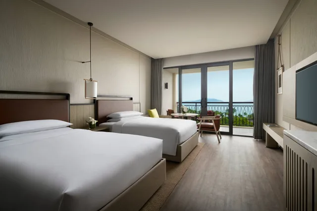 غرفة بسريرين مزدوجين بإطلالة على البحر، Marriott Yalong Bay 1/7