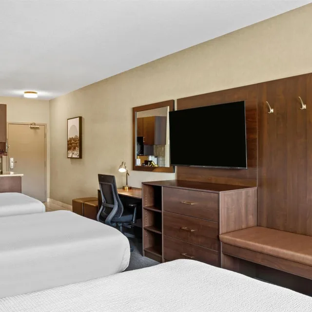 غرفة ثلاثية، Ramada By Wyndham Drumheller Hotel & Suites 4/9