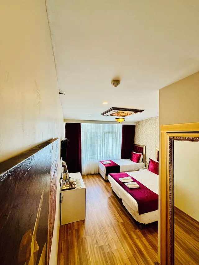 غرفة قياسية ثلاثية بثلاثة أسرّة، Marmara Deluxe Hotel 1/10