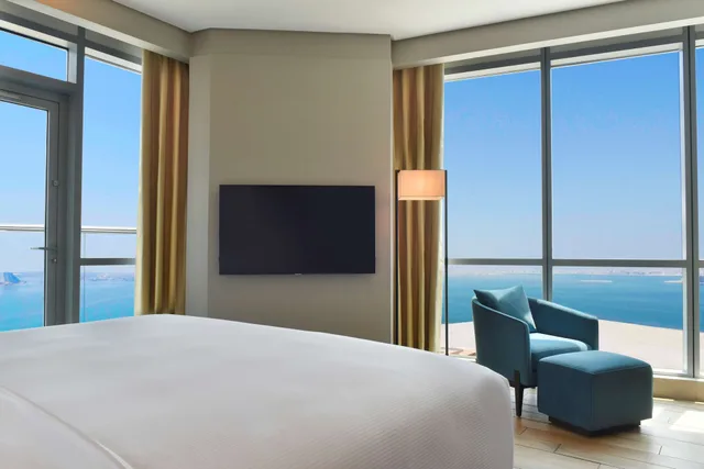 شقة بسرير كينج بإطلالة على البحر بشرفة بغرفتي نوم، Hilton Bahrain 1/4