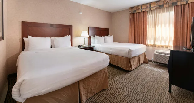 جناح بسريرين كوين بمطبخ صغير، Prestige Aberdeen Lodge Kamloops 1/3