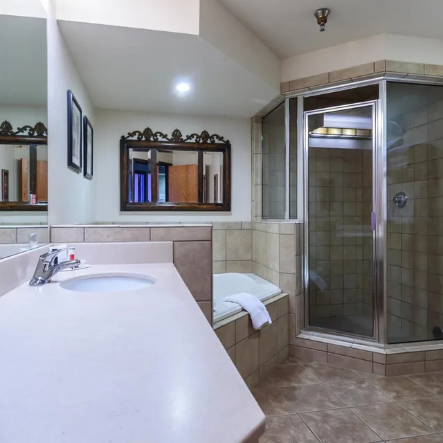 جناح بغرفتي نوم، Ramada by Wyndham Sioux Falls Airport-Waterpark & Event Ctr 10/10