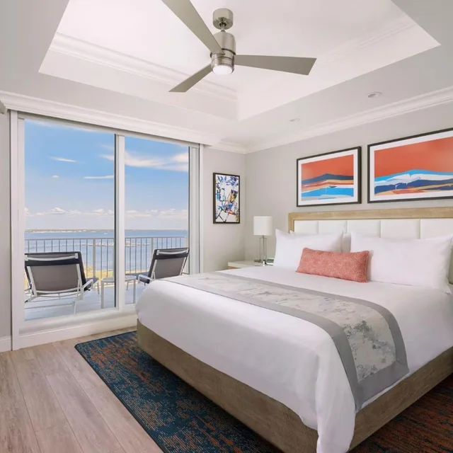جناح بسرير كينج بشرفة بغرفتين لذوي الإعاقة، Sunsuites Villas at Sunseeker Resort, Curio by Hilton 2/3