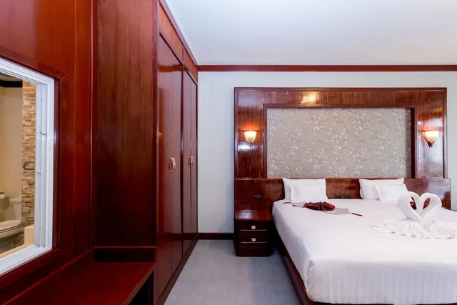 Junior Suite, Double Bed, Pool Front، Erawan Hotel 8/10