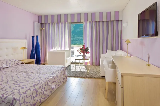 غرفة سوبيريور بسرير مزدوج بإطلالة على البحيرة بشرفة، Ascona 1/6