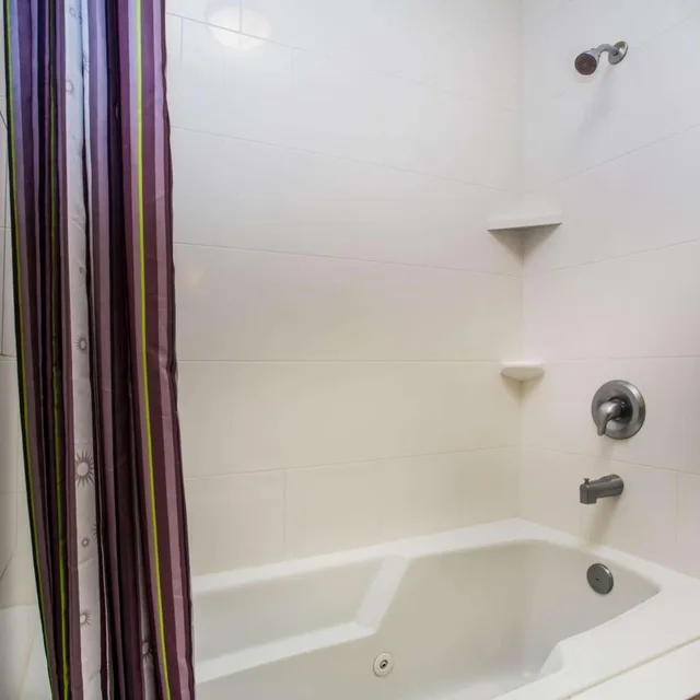 غرفة تنفيذية بسريرين كوين مع أريكة، La Quinta Inn & Suites by Wyndham Ely 10/10