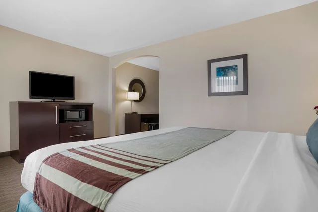جناح بسرير كينج مع أريكة بمنطقة جلوس، Best Western Plus Tallahassee North Hotel 2/6